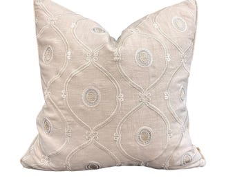 Capa de almofada Colefax and Fowler Hayward Luxury Designer com bordado geométrico neutro