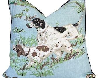 Funda de cojín azul cielo con punteros de diseño de lujo de Schumacher