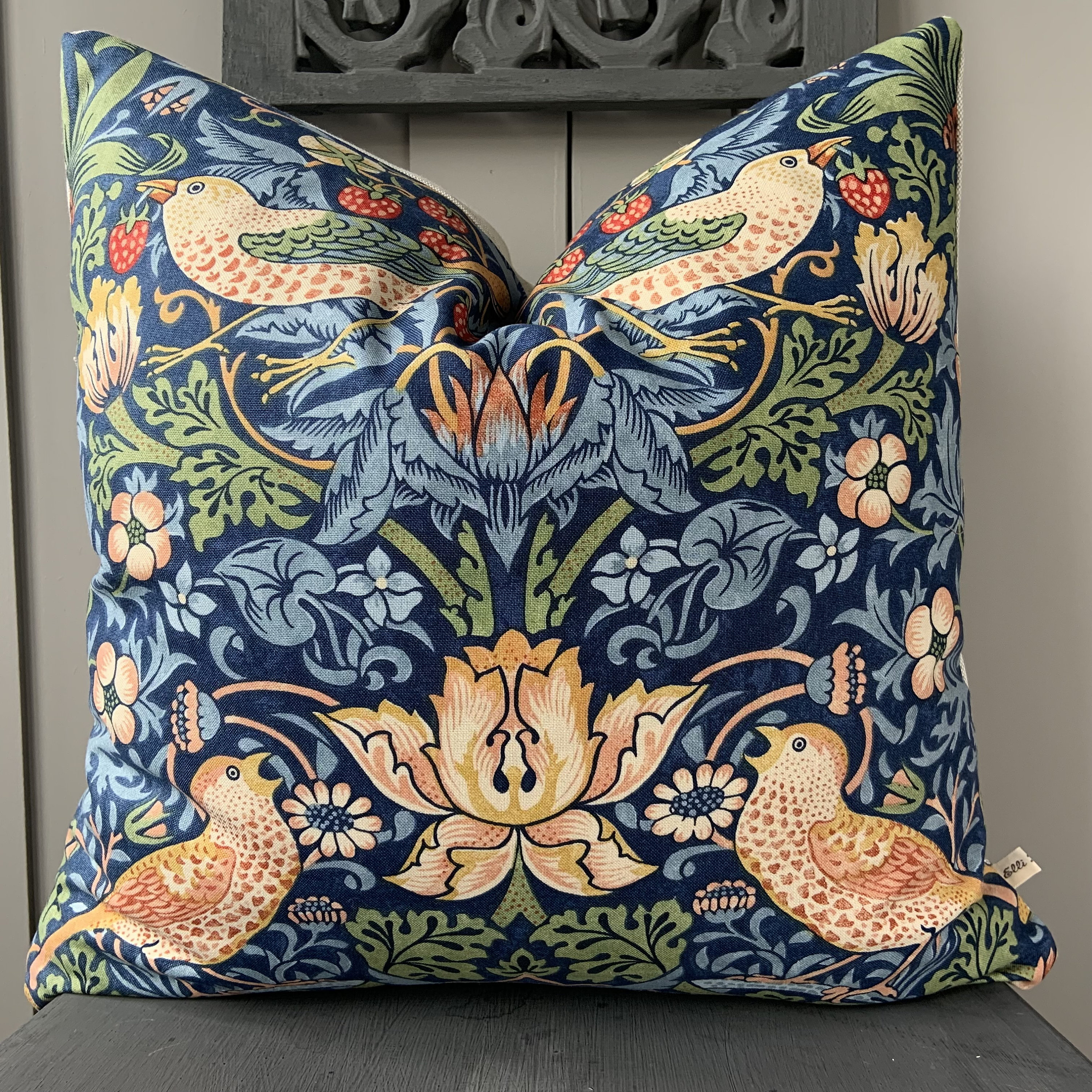 ウィリアム・モリス生地クッションカバー「いちご泥棒」ダークブルー