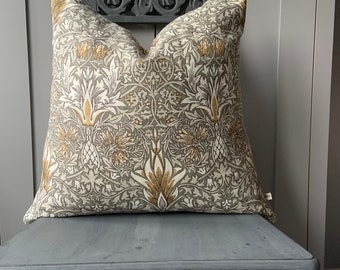 Housse de coussin design vintage en tissu gris serpent William Morris