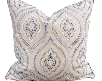 Capa de almofada bordada de luxo Colefax and Fowler Fabian, em tons de cinza e azul.