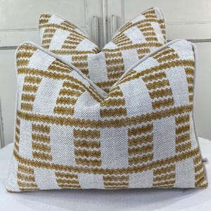 Cojines de lino de Fermoie Cove, de lujo, decorativos, de diseño, en tonos neutros, dorados y caramelo.