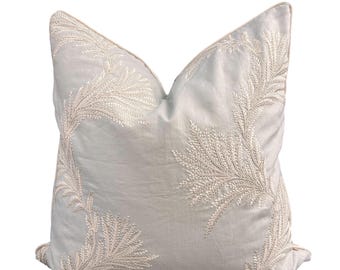 Capa de almofada Colefax and Fowler Lavinia Luxury Designer Embroidered em azul claro neutro