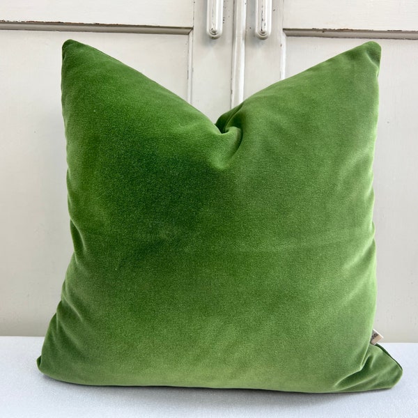 Designers Guild Cassia Housse de coussin décorative en velours vert de luxe