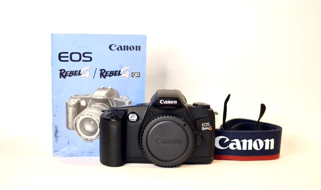 Appareil photo vintage Canon EOS Rebel S livré avec objectif