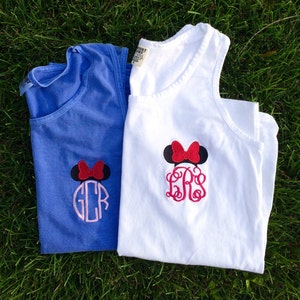 Regata com monograma da Minnie Mouse e da Disney, regata feminina Comfort Colors da Disney (tamanho unissex), monograma com orelhas do Mickey e regata personalizada com nome da Disney