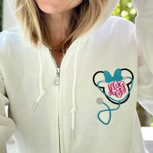 Chaqueta con cremallera completa y monograma de enfermera de Disney para mujer, chaqueta Disney personalizada, chaqueta pediátrica con cremallera de Minnie Mouse, chaqueta de enfermera pediátrica de la UCIN de Mickey Mouse