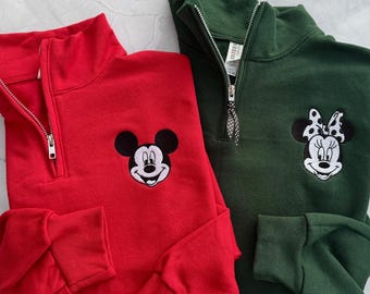 Felpe natalizie Disney con cerniera a un quarto ricamate di Topolino e Minnie, per coppie Disney.