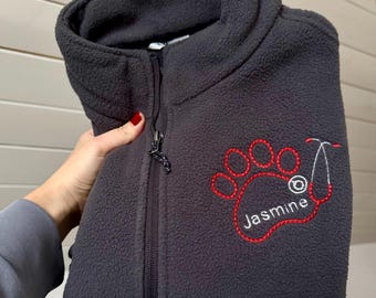 Giacca in pile personalizzata per veterinari con zampa, giacca da lavoro con zip intera e monogramma per veterinari, stetoscopio con monogramma a forma di zampa, ideale per amanti degli animali e per la riabilitazione.