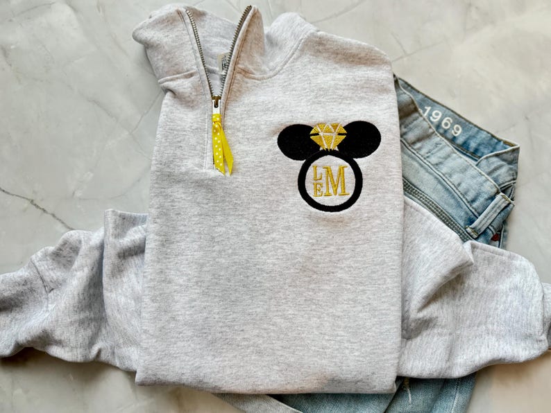 Felpa con monogramma di fidanzamento Disney Bride, felpa con monogramma di fidanzamento di Topolino, felpa con cerniera a un quarto Disney immagine 3