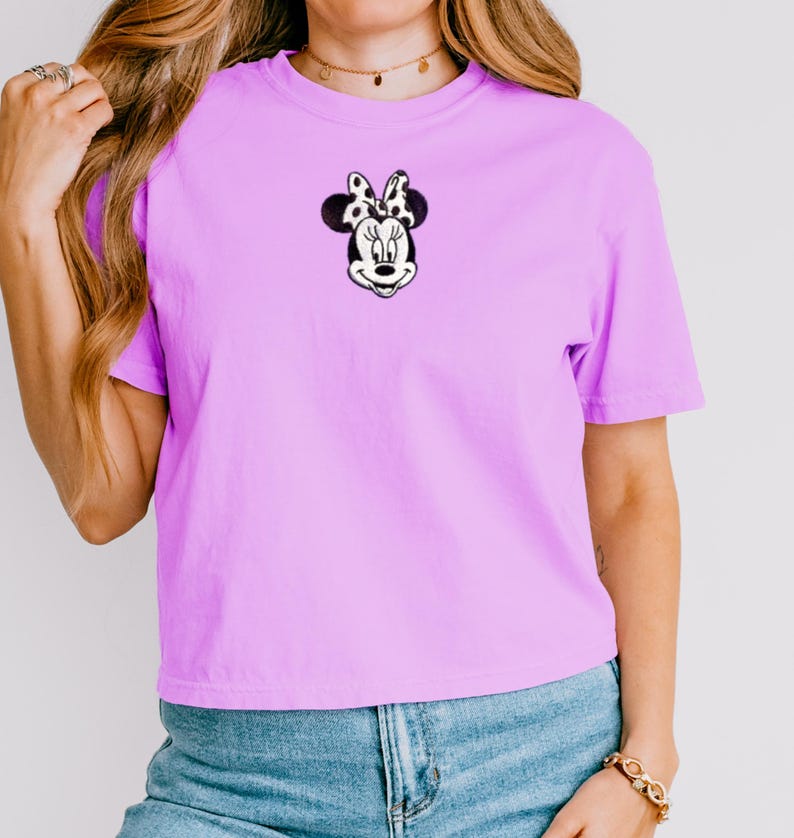 Chemise courte Minnie Mouse Top court Disney brodée sur le centre de la poitrine Chemise courte Disney Comfort Colors image 7