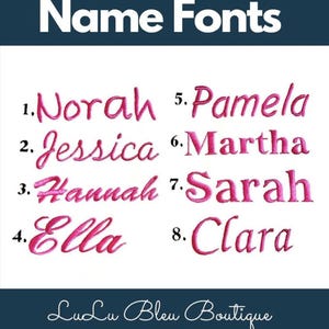 Puede incluir: Una imagen rosa y blanca que muestra ocho estilos de fuente diferentes para nombres. Los nombres son Norah, Jessica, Hannah, Ella, Pamela, Martha, Sarah y Clara. La imagen tambi&eacute;n incluye el texto "Name Fonts" y "LuLu Bleu Boutique".