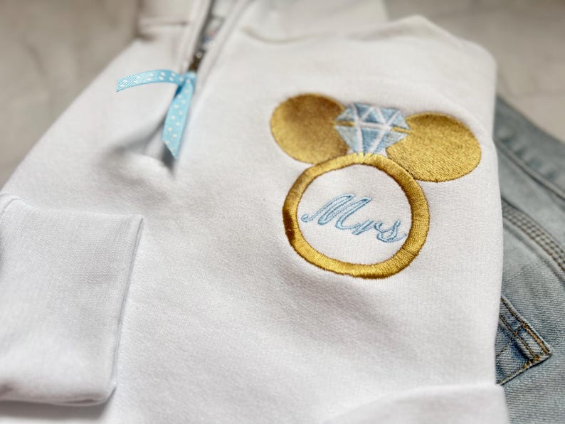 Felpa con monogramma di fidanzamento Disney Bride, felpa con monogramma di fidanzamento di Topolino, felpa con cerniera a un quarto Disney immagine 1