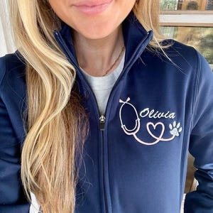 Chaqueta veterinaria personalizada, chaqueta bordada para técnico veterinario, chaquetas de oficina veterinarias, monograma de estetoscopio con pata