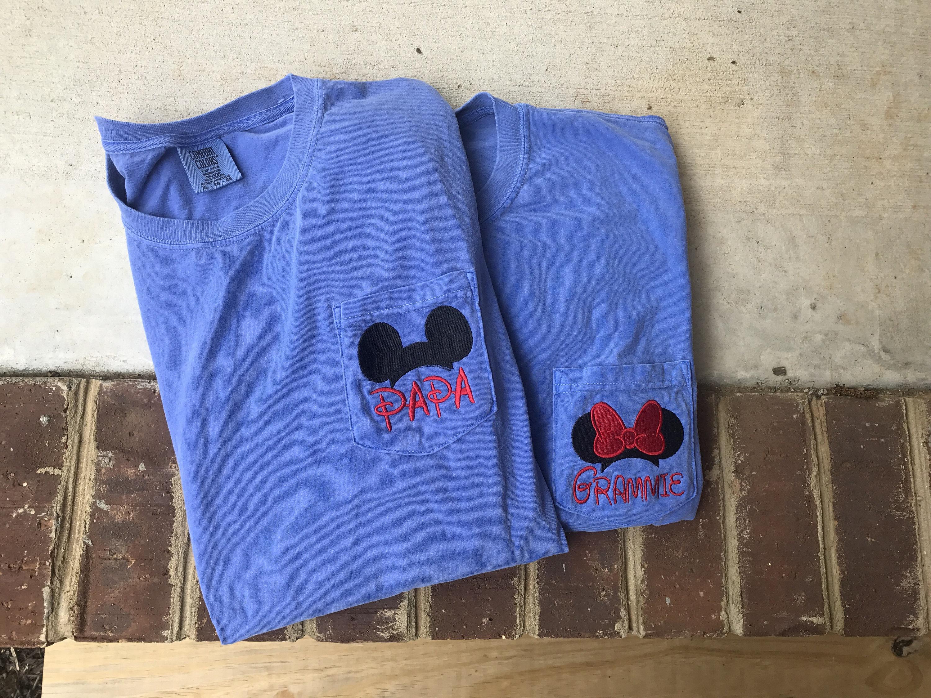Mama en papa bijpassende Disney shirts 