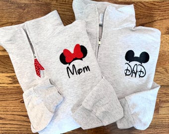 Felpa con monogramma Disney "Mamma e Papà" di Minnie e Topolino, con cerniera, a un quarto, felpa con monogramma Disney, Disney coordinata