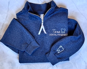 Sudadera con cremallera de un cuarto para higienista dental, diseño de diente, con nombre, para consultorio dental, con cremallera de un cuarto y asistente dental, personalizada y bordada.