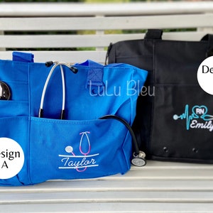 Puede incluir: Dos bolsas de mano, una azul y otra negra, con dise&ntilde;os bordados. La bolsa azul tiene un estetoscopio y el nombre "Taylor" bordado. La bolsa negra tiene una l&iacute;nea de ritmo card&iacute;aco, un estetoscopio y el texto "RN Emily" bordado. Ambas bolsas tienen el texto "Dise&ntilde;o A" y "Dise&ntilde;o B".