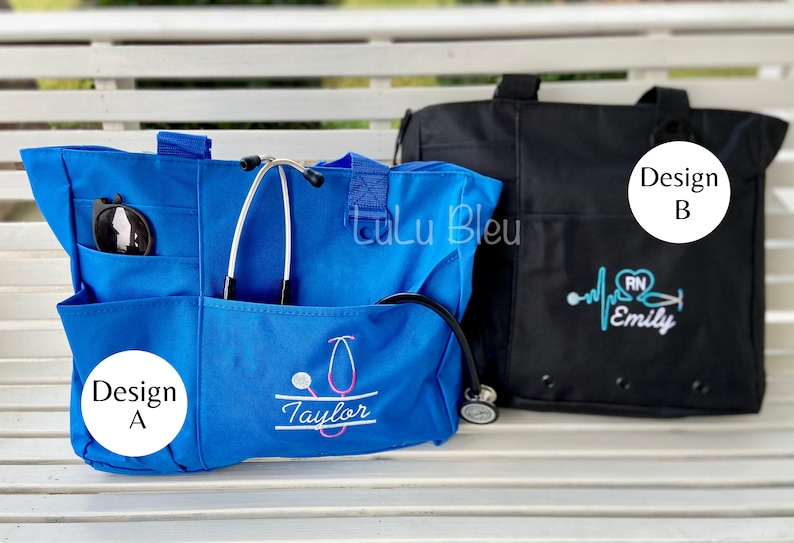 Puede incluir: Dos bolsas de mano, una azul y otra negra, con dise&ntilde;os bordados. La bolsa azul tiene un estetoscopio y el nombre "Taylor" bordado. La bolsa negra tiene una l&iacute;nea de ritmo card&iacute;aco, un estetoscopio y el texto "RN Emily" bordado. Ambas bolsas tienen el texto "Dise&ntilde;o A" y "Dise&ntilde;o B".