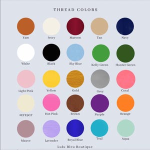 Puede incluir: Una carta de colores que muestra 20 colores de hilo diferentes, incluyendo yam, marfil, granate, marr&oacute;n, azul marino, blanco, negro, azul cielo, verde kelly, verde cazador, rosa claro, amarillo, dorado, gris, coral, rosa intenso, marr&oacute;n, morado, naranja, malva, lavanda, azul real, turquesa y aguamarina. La carta tambi&eacute;n incluye el c&oacute;digo hexadecimal #EFE9CF para un color crema claro.