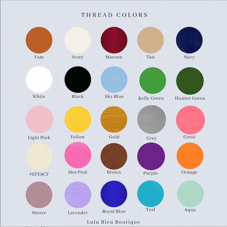 Puede incluir: Una carta de colores que muestra 20 colores de hilo diferentes, incluyendo yam, marfil, granate, marr&oacute;n, azul marino, blanco, negro, azul cielo, verde kelly, verde cazador, rosa claro, amarillo, dorado, gris, coral, rosa intenso, marr&oacute;n, morado, naranja, malva, lavanda, azul real, turquesa y aguamarina. La carta tambi&eacute;n incluye el c&oacute;digo hexadecimal #EFE9CF para un color crema claro.
