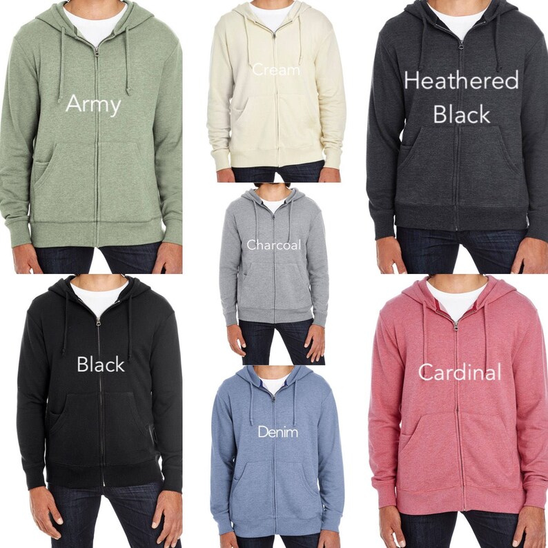 Puede incluir: Un conjunto de diez sudaderas con capucha y cremallera en varios colores, incluyendo verde militar, crema, carb&oacute;n, negro, rojo cardenal, azul vaquero y negro jaspeado. Cada sudadera tiene un color diferente y una etiqueta de texto con el nombre del color.