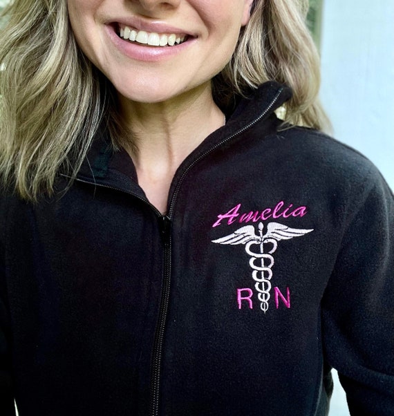 Chaqueta personalizada de enfermera para trabajadores de la salud, chaqueta  con símbolo médico de nombre, chaqueta de vellón RN, chaqueta con cremallera  completa NP, chaqueta médica PA -  México