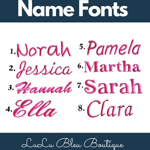 Puede incluir: Sobre un fondo blanco, el texto "Name Fonts" se muestra en blanco. Debajo, ocho nombres en fuente rosa: Norah, Jessica, Hannah, Ella, Pamela, Martha, Sarah y Clara. El logotipo de LuLu Bleu Boutique est&aacute; en la parte inferior.