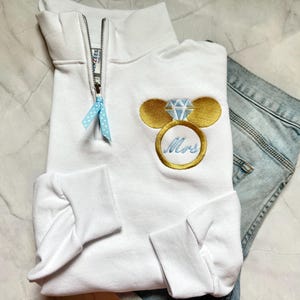 Felpa con monogramma di fidanzamento Disney Bride, felpa con monogramma di fidanzamento di Topolino, felpa con cerniera a un quarto Disney immagine 4