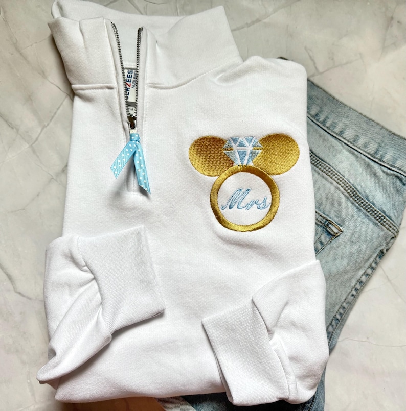 Felpa con monogramma di fidanzamento Disney Bride, felpa con monogramma di fidanzamento di Topolino, felpa con cerniera a un quarto Disney immagine 4