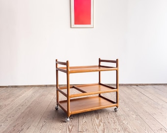 Carrito de servicio de Johannes Andersen para Silkeborg, diseño danés de mediados de siglo, fabricado en teca, década de 1950.