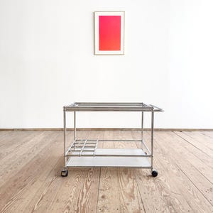 USM Haller サービングトロリー、ティートロリー、またはバートロリー（ホワイトメタル、クローム、ガラス製、ボトルホルダー付き）、デザイン：Fritz Haller（スイス）