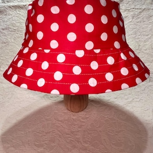 Bucket Hat Vita prickar på röd bakgrund