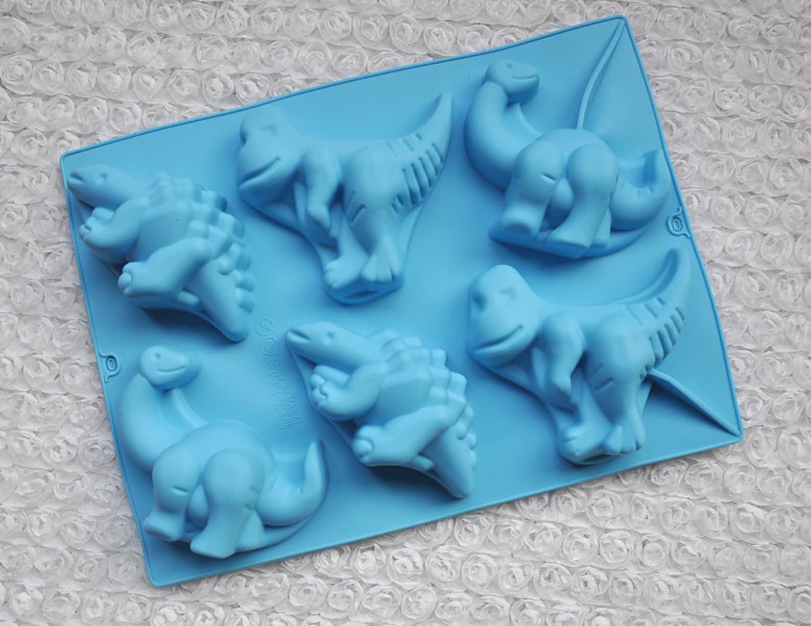 Формочки для шоколадных роз. Как сделать молд из шоколада. Форма для роз из шоколада. Силиконовый молд "цветок". Формочки для шоколадных цветов.