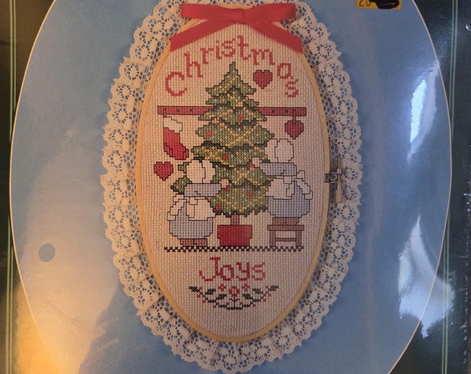Paragons Christmas Decor Christmas Joys Counted Cross Stitch Hoop Kit. FREE SHIPPING. Good Condition.