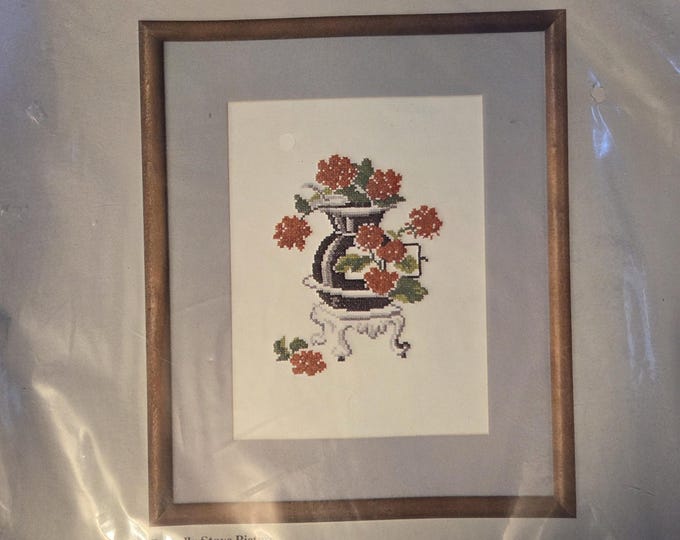 Columbia Minerva Potbelly Stove Picture Stamped Cross Stitch Kit. FREE SHIPPING. Good Condition.