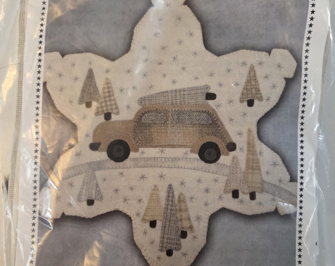 Primitive Gatherings Bringing Home The Tree Quilt Pattern Kit. Estate Preowned Good Condition. Free SHIPPING.