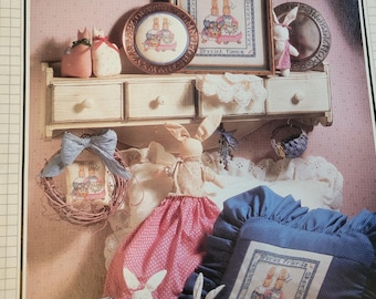 Cross Stitch and Country Crafts Magazine Jan/Feb 1990. 29 Great Projects. FREE SHIPPING. Used Old Condition.