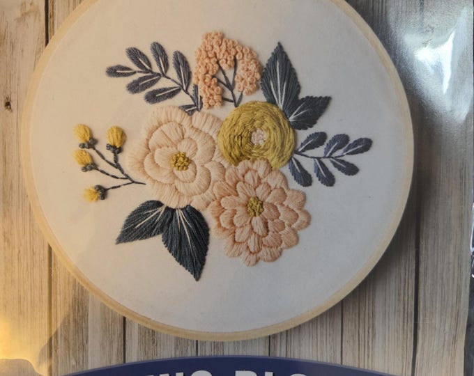 Mini Maker Stitchery Spring Bloom Embroidery Kit. FREE SHIPPING. Good Condition.