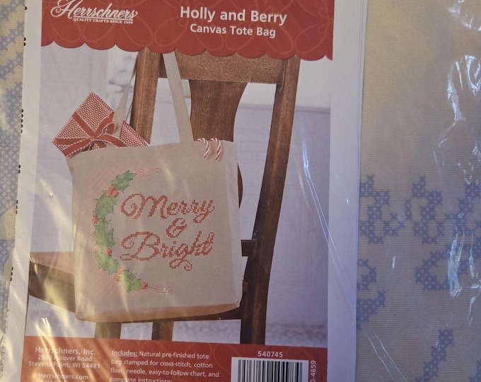 Herrschners Holly and Berry Canvas Tote Bag Embroidery Stitch Kit. FREE SHIPPING. Preowned Condition.