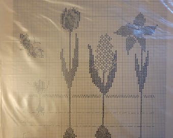 Cedar Hill Spring Bulb Planting Guide Cross Stitch Pattern. FREE SHIPPING. Used Condition.