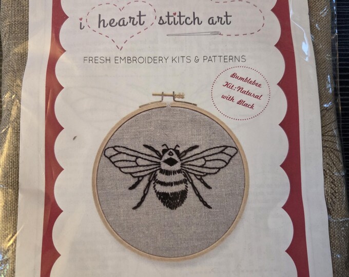 I Heart Stitch Art Bee Embroidery Kit. FREE SHIPPING. Estate Sale Preowned Like New Condition.