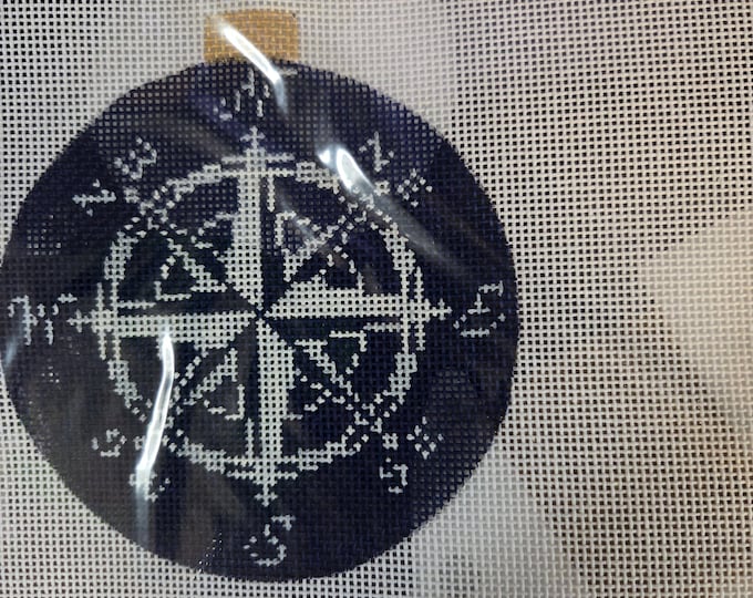 Kirk & Bradley Compass Rose Navy Needlepoint Canvas with Threads.  18 Mesh 4" Round. Preowned Estate Sale Like New Condition. Free Shipping.