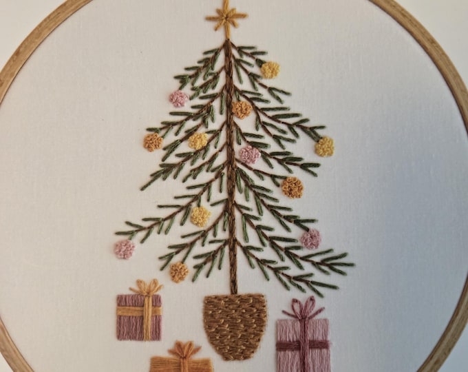 Clever Poppy Christmas Tree Embroidery Kit For Beginners. FREE SHIPPING. Estate Sale Preowned Good Condition.