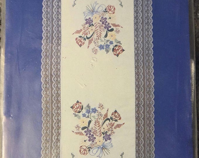 Betsy Ross Needlecraft Scarf/Table Runner 16"x32". FREE SHIPPING. Older Condition