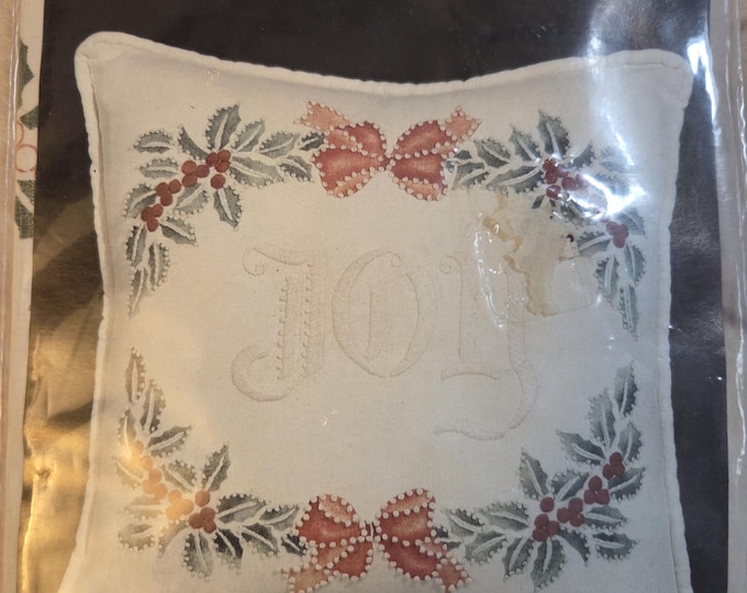 Joie Pillow Candlewicking Kit. FREE SHIPPING. Preowned Older Condition.