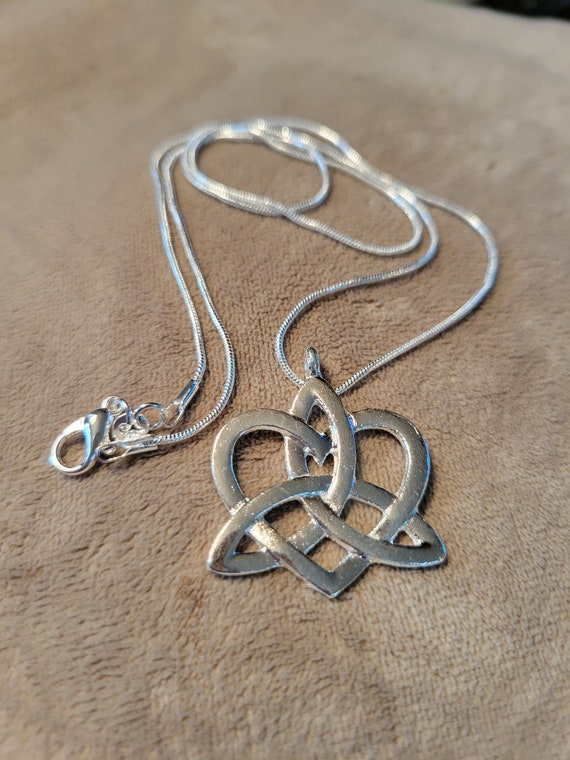 Celtic Heart Trinity Knot Necklace in Sterling Silver, Irish Symbolic  Necklace with Emerald, Scottish Jewelry, Gift for Her, Anniversary