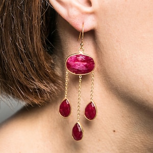 Ruby Gold Dangly Chain Oorbellen, Rode Lange Drop Oorbellen, 18K Gouden en Zilveren Oorbellen, Juli Geboortesteen Oorbellen afbeelding 4