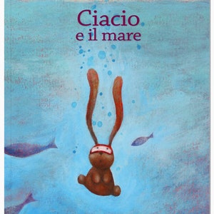 May include: A brown rabbit with red goggles is diving into a blue ocean. The rabbit is wearing a red headband. The words "Ciacio e il mare" are written in purple at the top of the image. The words "Sarah Koury" and "Lavieri" are also written on the image.