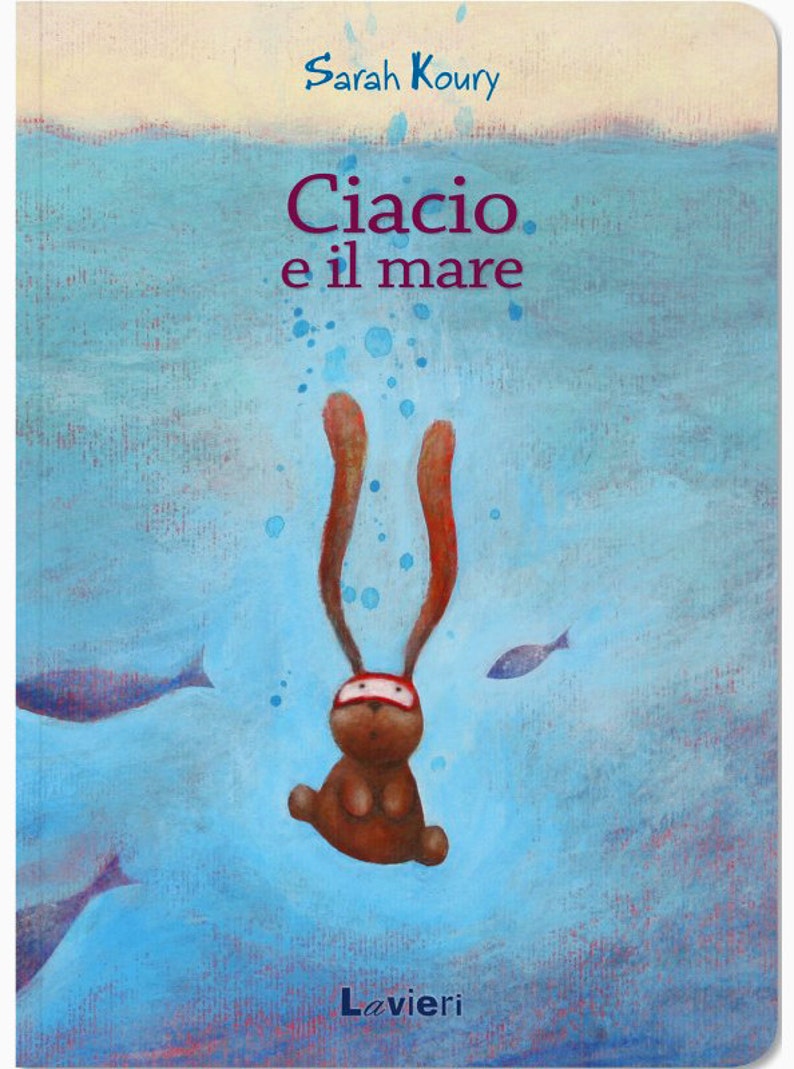 May include: A brown rabbit with red goggles is diving into a blue ocean. The rabbit is wearing a red headband. The words "Ciacio e il mare" are written in purple at the top of the image. The words "Sarah Koury" and "Lavieri" are also written on the image.